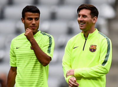 Rafinha tries to impress Leo Messi in Barcelona training by juggling with chewing gum Video Football soccer highlights goals videos clips 101 Great Goals