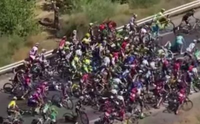 Huge Crash in Vuelta a Espana 2015