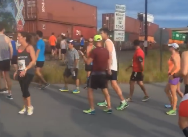 Šokovaných bežcov zastavil nákladný vlak, organizátori nezvládli maratón 1 vlak the lehigh valley 419247