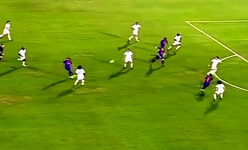 Skvelý Ronaldinho, naslepo parádne prihral počas "El Clasica legiend" 1 ronaldinho