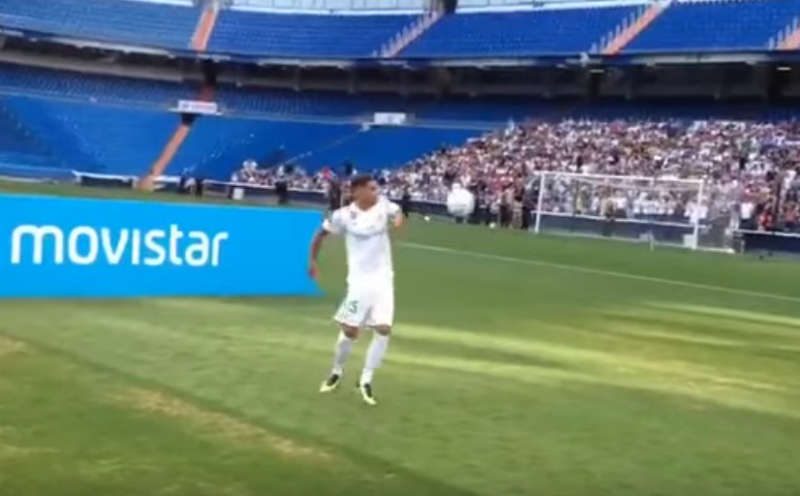 Poriadny trapas novej posily Realu Madrid, takto sa "predviedol" fanúšikom 1 theo