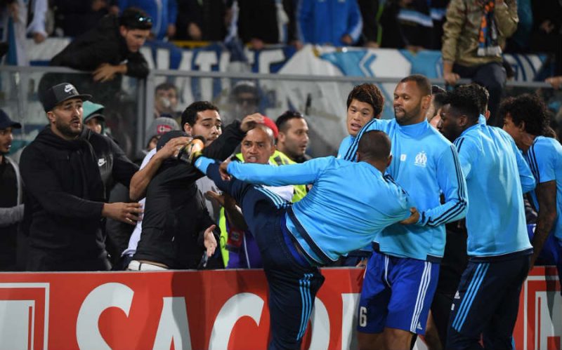 Patrice Evra dostal červenú ešte pred zápasom, fanúšika svojho Marseille kopol do hlavy 1 evra