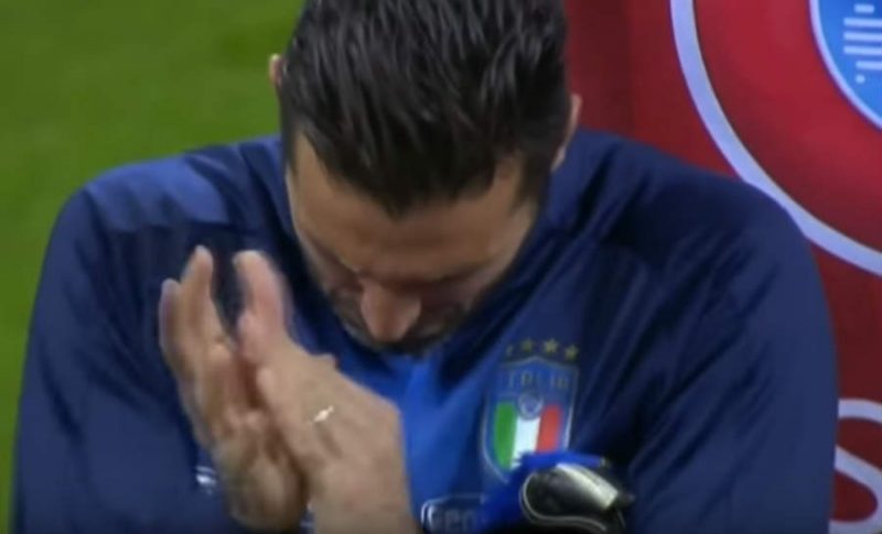 Video: Futbalový gentleman Buffon, fanúšikovia pískali pri hymne Švédska, on tlieskal 1 gigi