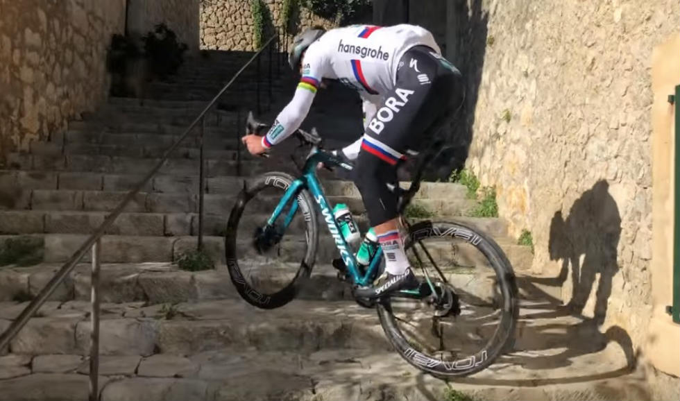 Video: Frajer Peter Sagan, pozrite sa ako vyskákal schody na Mallorce 1 stiahnuť