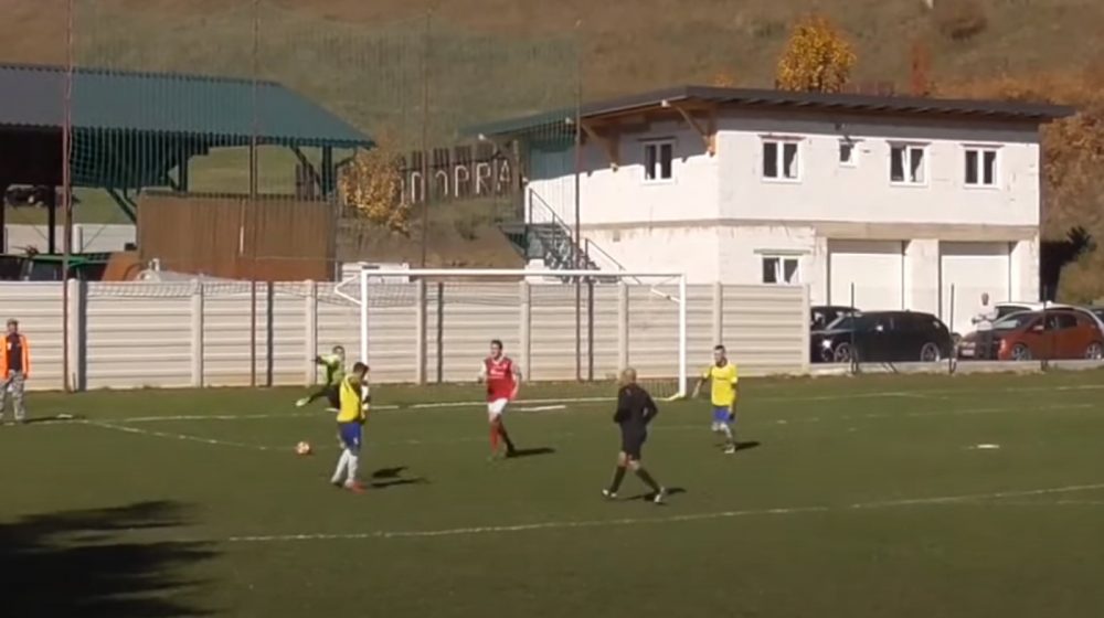 Video: Brankár v 8. slovenskej lige použil kung-fu kop na hlavu protihráča 1 kung fu brankar