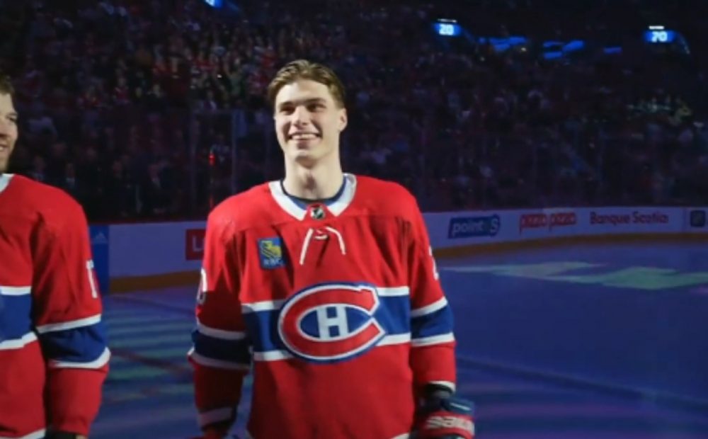 Video: Takto privítali fanúšikovia Slafkovského pri debute v NHL 1 slafko welcome