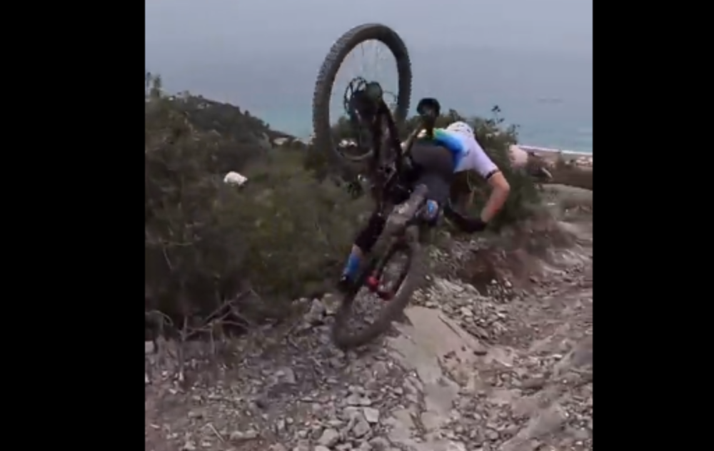 Video: Hrozivý pád Petra Sagana v zjazde na horskom bicykli 1 sagan srash