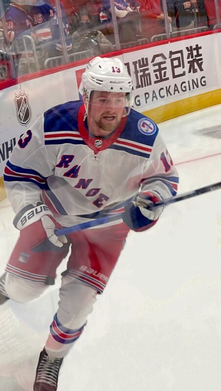 Lafrenière rozhodol derby hetrikom. Rangers zdolali Islanders 5:2 1 Alexis Lafrenière v drese New York Rangers, archívna fotografia z roku 2021