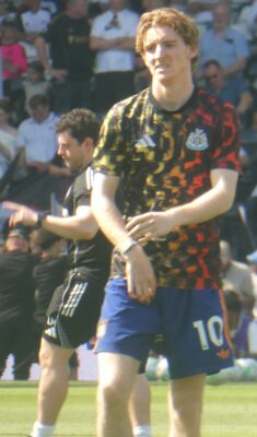 Anthony Gordon počas rozcvičky pred futbalovým zápasom
