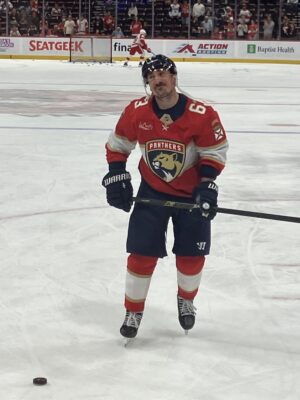 Brad Marchand počas rozkorčuľovania v drese Florida Panthers