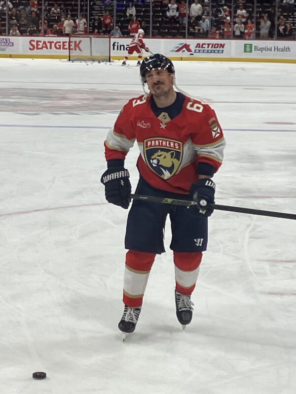 Marchand bude Floride chýbať šesť týždňov. Zranil si dolnú časť tela 1 Brad Marchand počas rozkorčuľovania v drese Florida Panthers