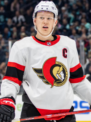 Brady Tkachuk počas zápasu NHL v drese Ottawa Senators