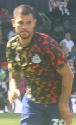 Bruno Guimarães počas rozcvičky pred futbalovým zápasom