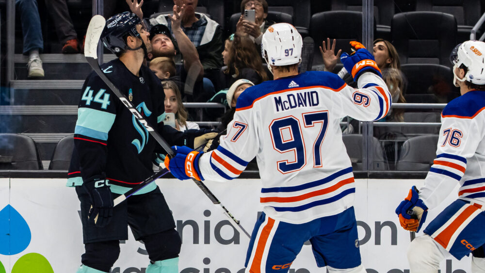 McDavid nazbieral päť bodov. Edmonton v Utahu vyhral 6:2 1 Connor McDavid v bielom drese Edmontonu počas prípravného zápasu v Seattli v roku 2023