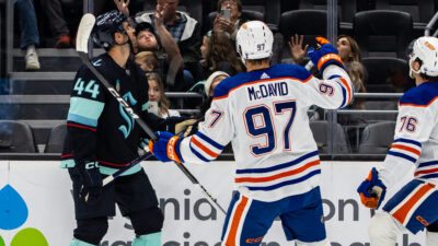 Connor McDavid v bielom drese Edmontonu počas prípravného zápasu v Seattli v roku 2023