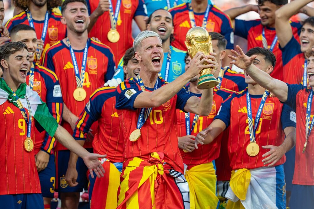 Dani Olmo bude Barcelone chýbať približne mesiac 1 Dani Olmo so zlatou medailou a trofejou po finále MS 2026