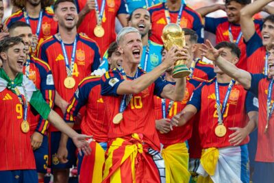 Dani Olmo so zlatou medailou a trofejou po finále MS 2026
