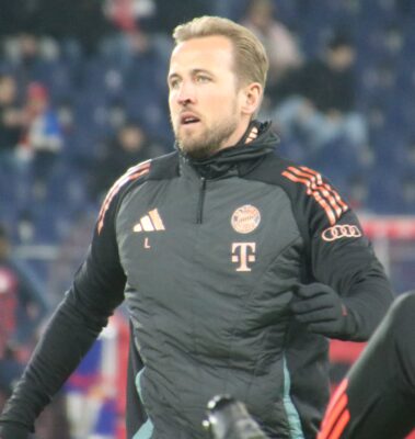 Harry Kane v červenom drese Bayernu Mníchov počas zápasu