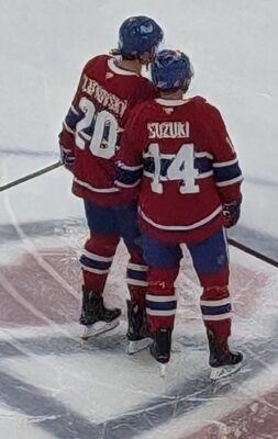 Juraj Slafkovský a Nick Suzuki počas rozkorčuľovania Montrealu Canadiens