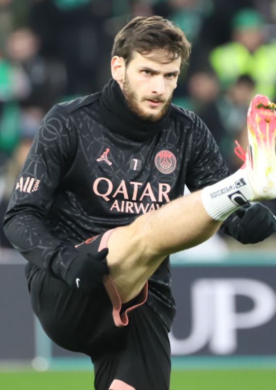 Kvaratskhelia si pretrhol väz v kolene. PSG čaká operácia 1 Khvicha Kvaratskhelia v drese Paris Saint-Germain