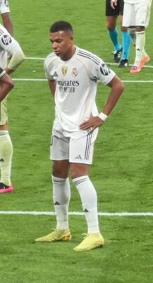 Kylian Mbappé v bielom drese Realu Madrid počas zápasu