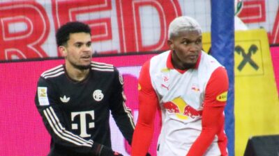 Luis Díaz v drese Bayernu vedľa hráča Salzburgu, archívna fotografia