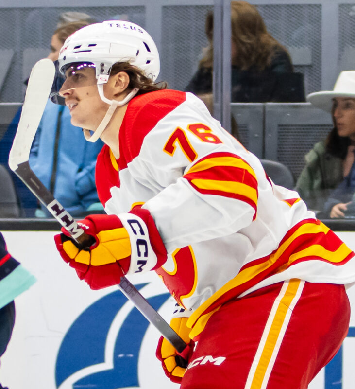 Martin Pospíšil v drese Calgary Flames počas zápasu NHL