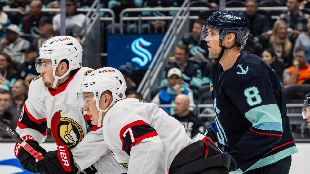 Bathersonov hetrik potiahol Ottawu. Rangers zdolala 7:4 1 Hráči Ottawy Brady Tkachuk a Drake Batherson v súboji s Brianom Dumoulinom zo Seattlu