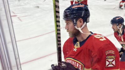 Sam Bennett v drese Floridy Panthers počas rozkorčuľovania v roku 2023