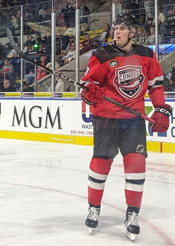 Nemec asistoval pri prvom víťazstve Calgary. Flames zdolali Anaheim 1 Šimon Nemec počas zápasu v drese Utica Comets