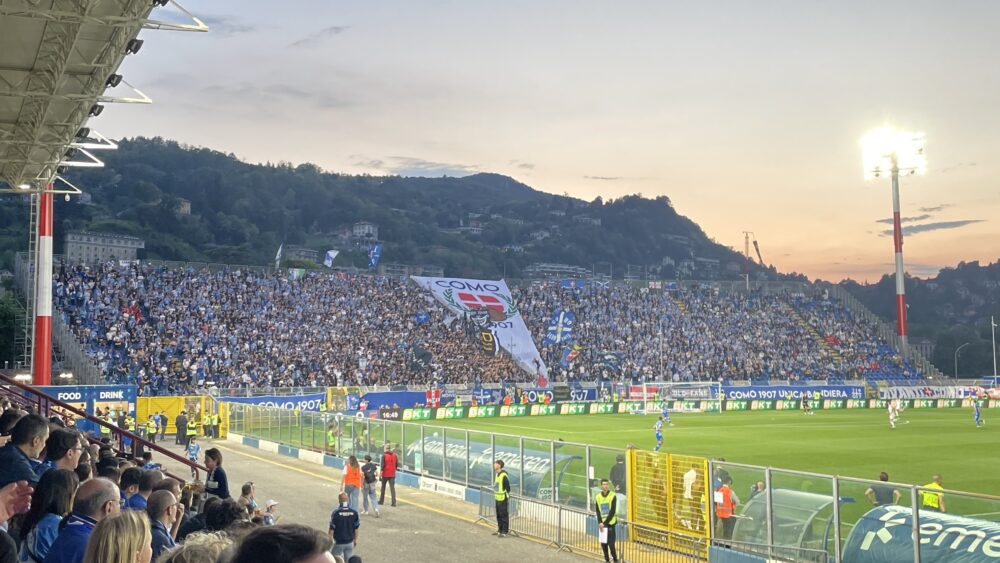 Tribúny štadióna Giuseppe Sinigaglia počas zápasu Coma