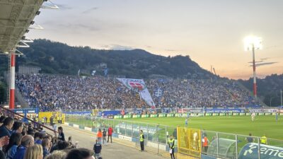 Tribúny štadióna Giuseppe Sinigaglia počas zápasu Coma