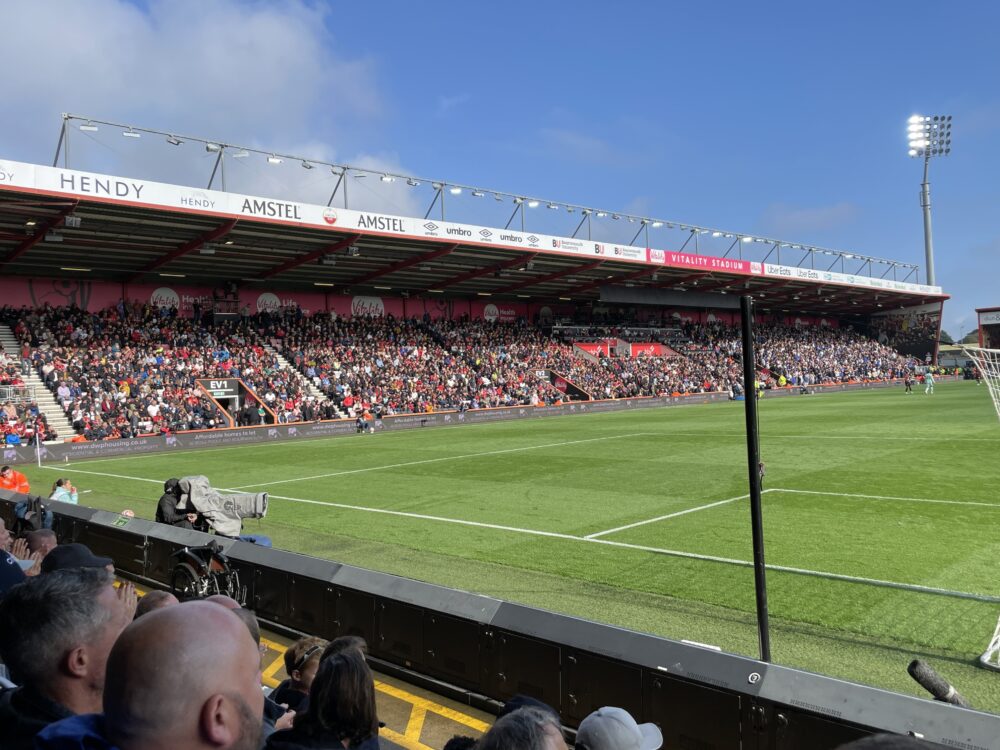 Východná tribúna štadióna Vitality Stadium v Bournemouthe